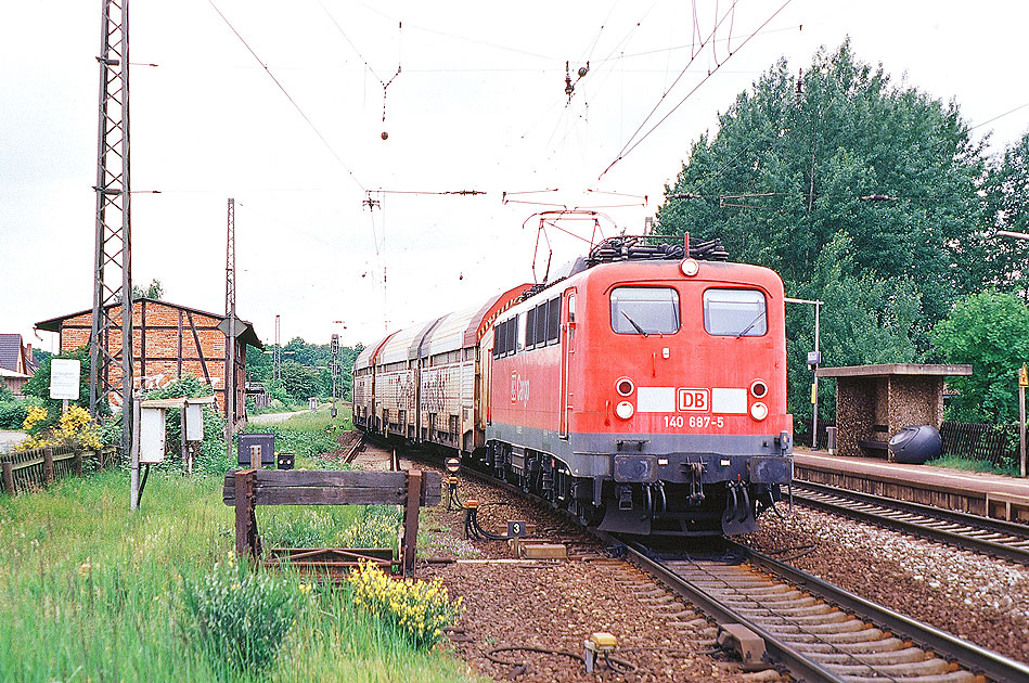Eine Lok der Baureihe 140 mit einem Güterzug im Bahnhof Radbruch