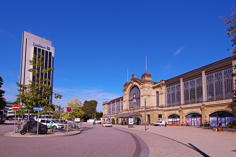 Der Bahnhof Dammtor in Hamburg mit dem Radisson Blu Hotel