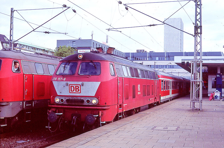 Die 218 157-6 mit einem RE nach Westerland auf Sylt im Bahnhof Hamburg-Altona