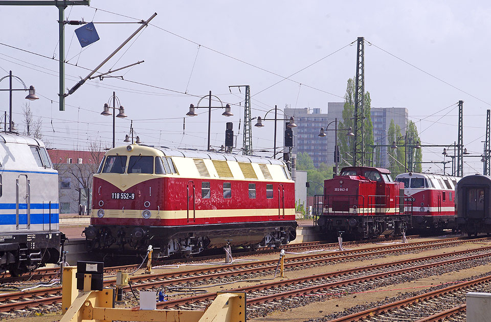 Die DR Baureihe 118 später DB Baureihe 228 in Dresden Hbf