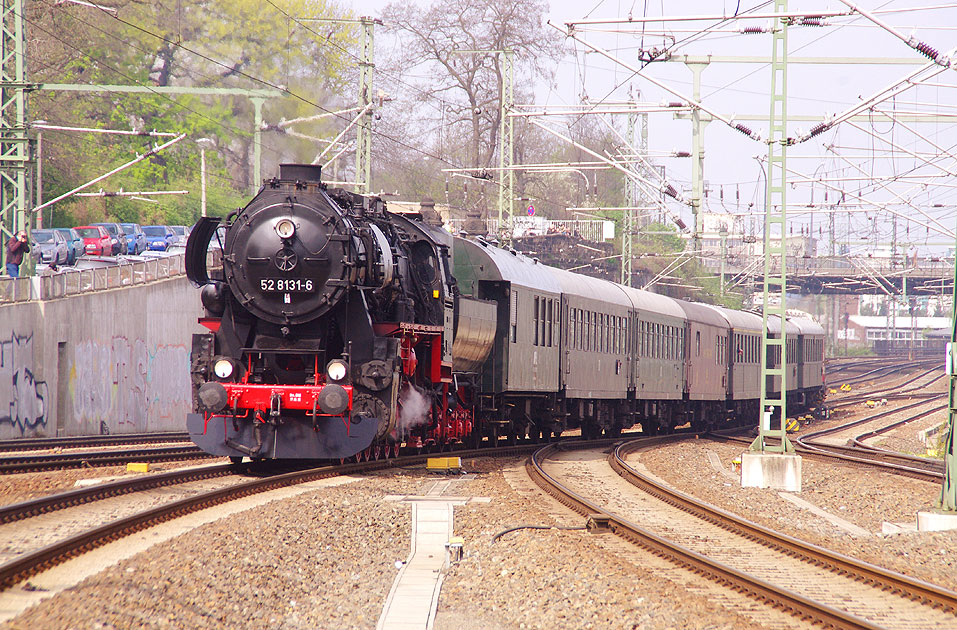 Die Dampflok 52 8131-6 in Dresden Hbf