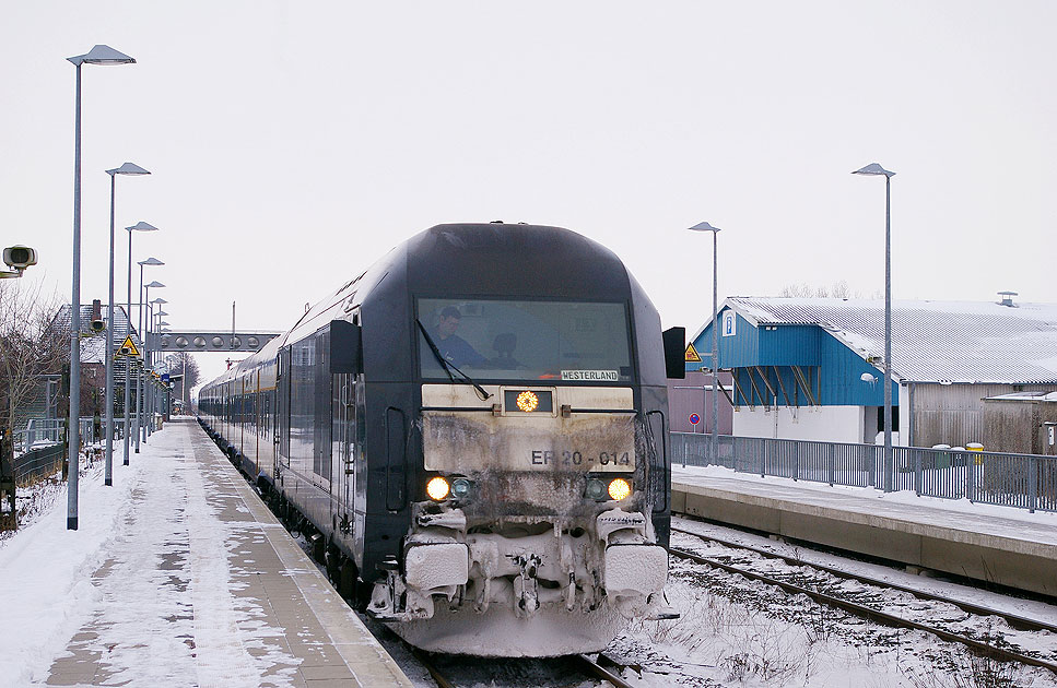 Bahnhof Klanxbüll mit einem Eilzug nach Westerland