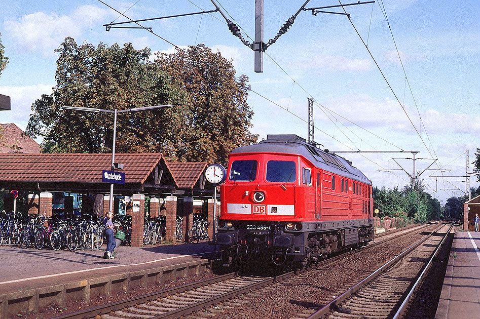 Eine Lok der Baureihe 233 im Bahnhof Buxtehude