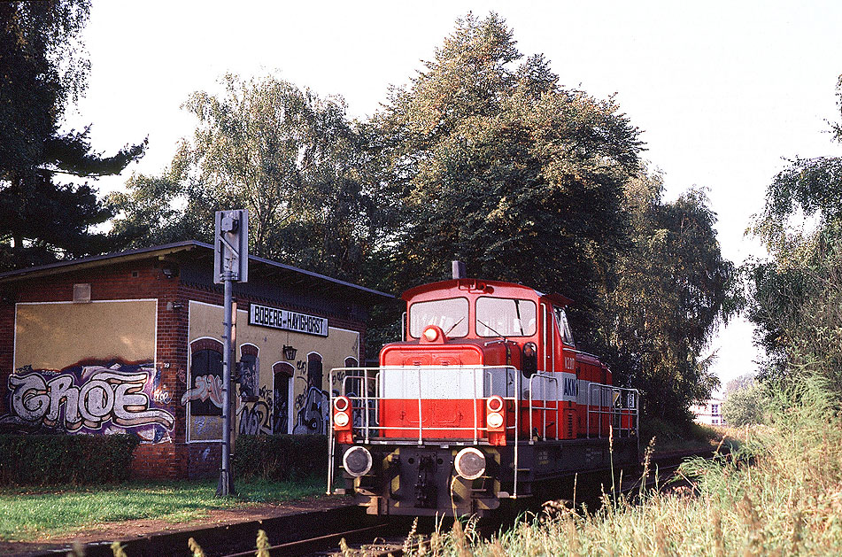 Die AKN MaK Lok V 2.017 im Bahnhof Boberg-Havighorst