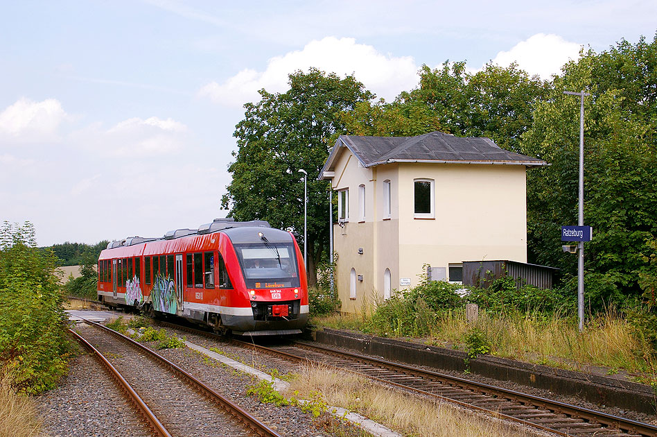 Ein Lint-Triebwagen der DB fährt in den Bahnhof Ratzeburg ein