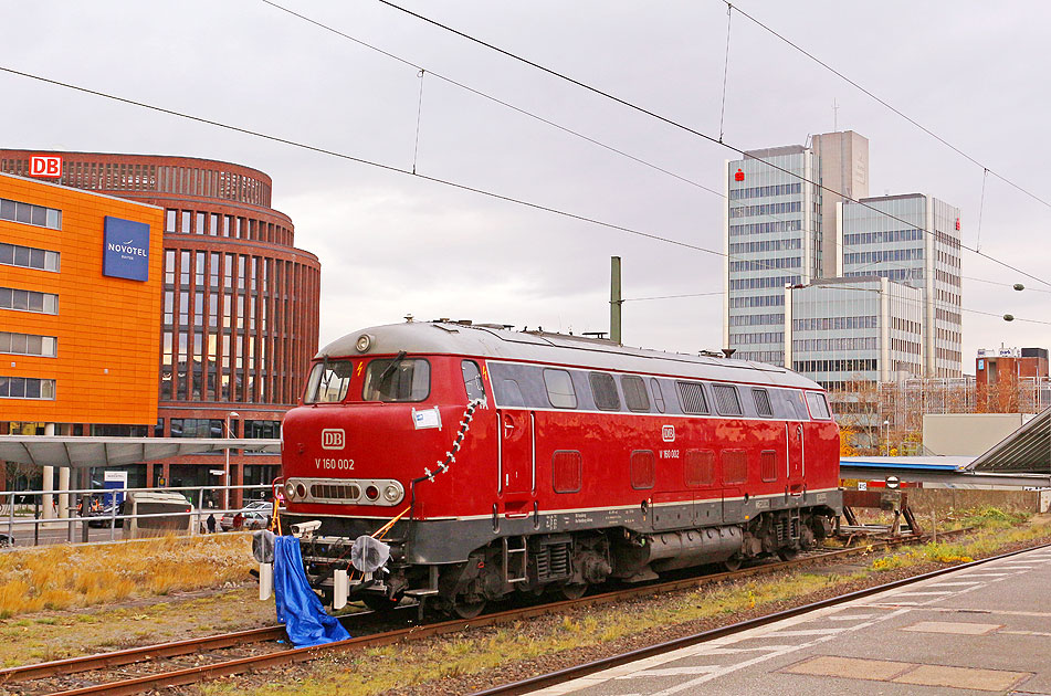 Die V 160 002 (216 002) in Hannover Hbf