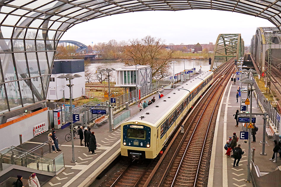 Der Weihnachtszug der Historischen S-Bahn Hamburg im Bahnhof Elbbr&uuml;cken