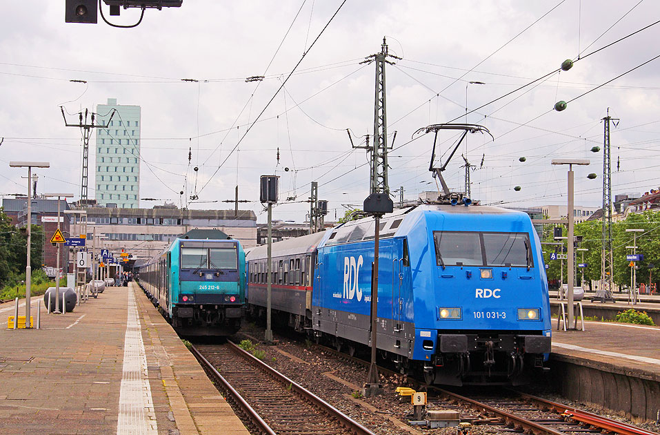 Die 245 212-6 und 101 031-3 im Bahnhof Hamburg-Altona