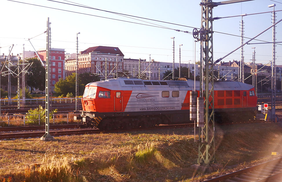 Eine Lok der Baureihe 230 von Bahnlogistik 24 in Magdeburg Hbf