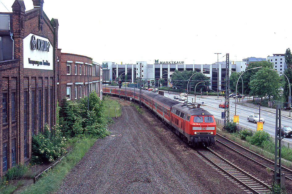 Die 218 379-6 mit einem Eilzug in Hamburg-Harburg