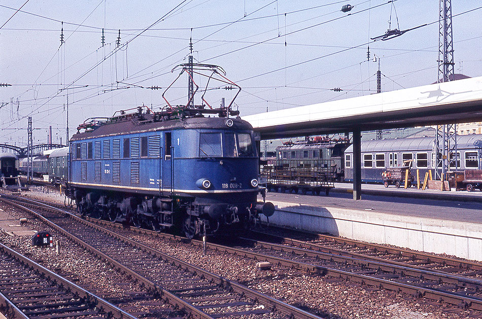 Eine Lok der Baureihe 118 in M&uuml;nchen Hbf