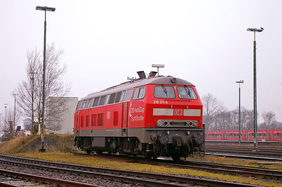 Die 218 311-9 im Bahnhof Nieb&uuml;ll