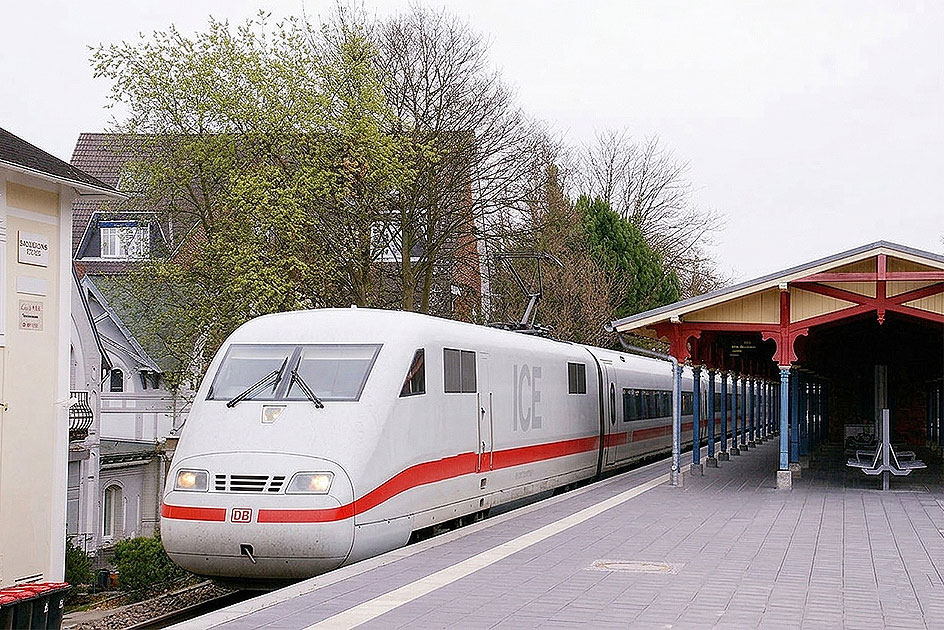 Ein ICE im Bahnhof Hamburg-Othmarschen