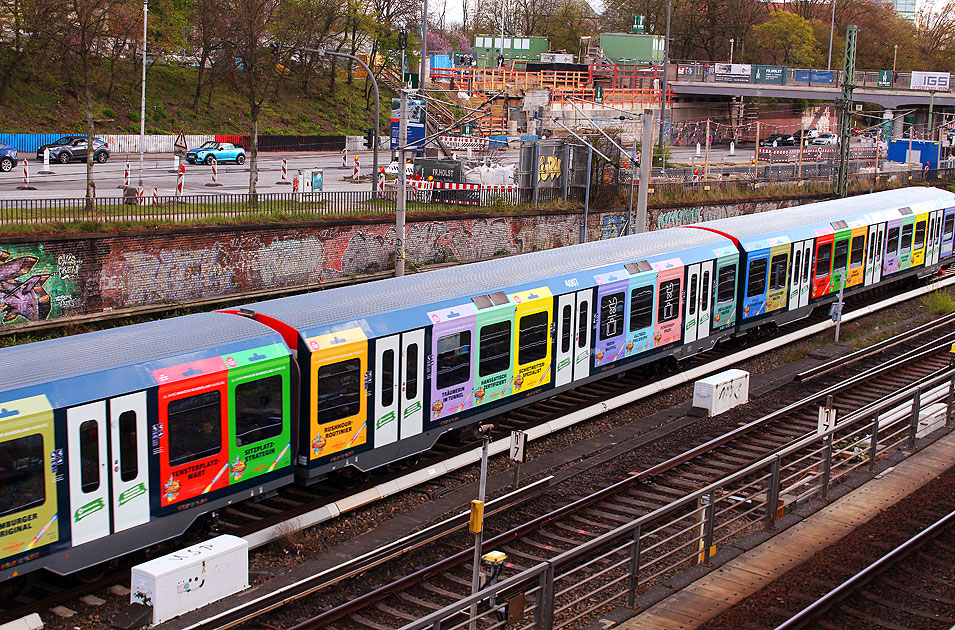Der Miwula-Werbezug bei der Hamburger S-Bahn