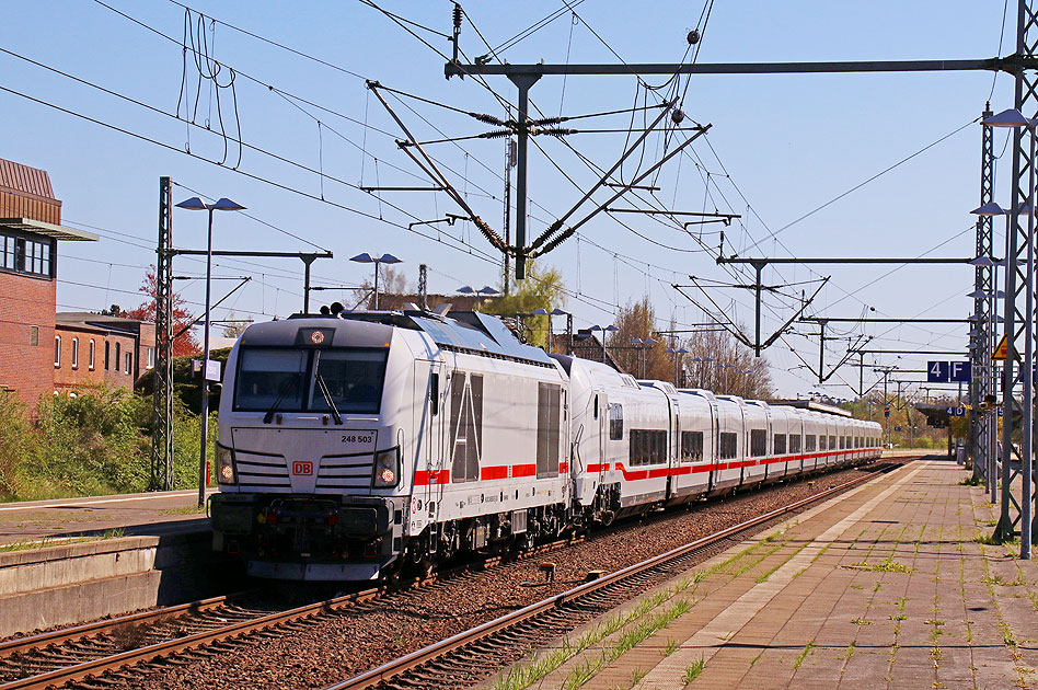 Die 248 503 mit einem ICE L im Bahnhof Itzehoe