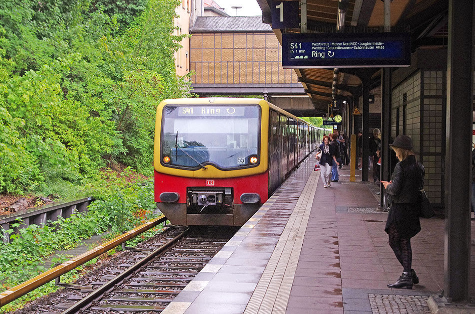 Die S-Bahn in Berlin am Bahnhof Hohenzollerndamm