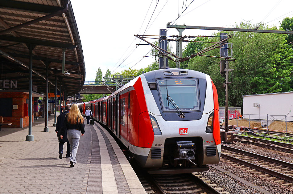 Eine S-Bahn der Baureihe 490 im Bahnhof Hamburg-Harburg