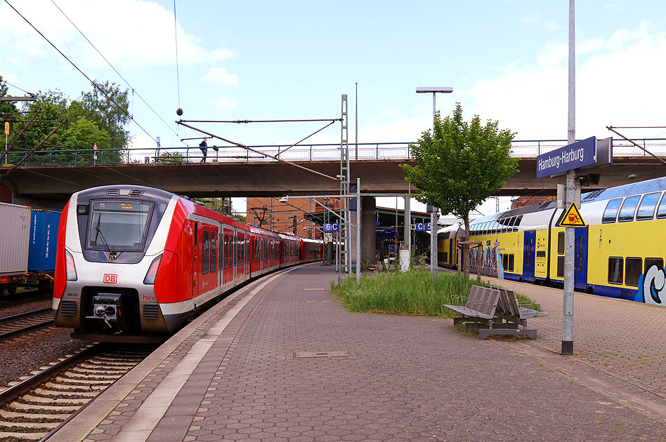 Eine S-Bahn der Baureihe 490 im Bahnhof Hamburg-Harburg