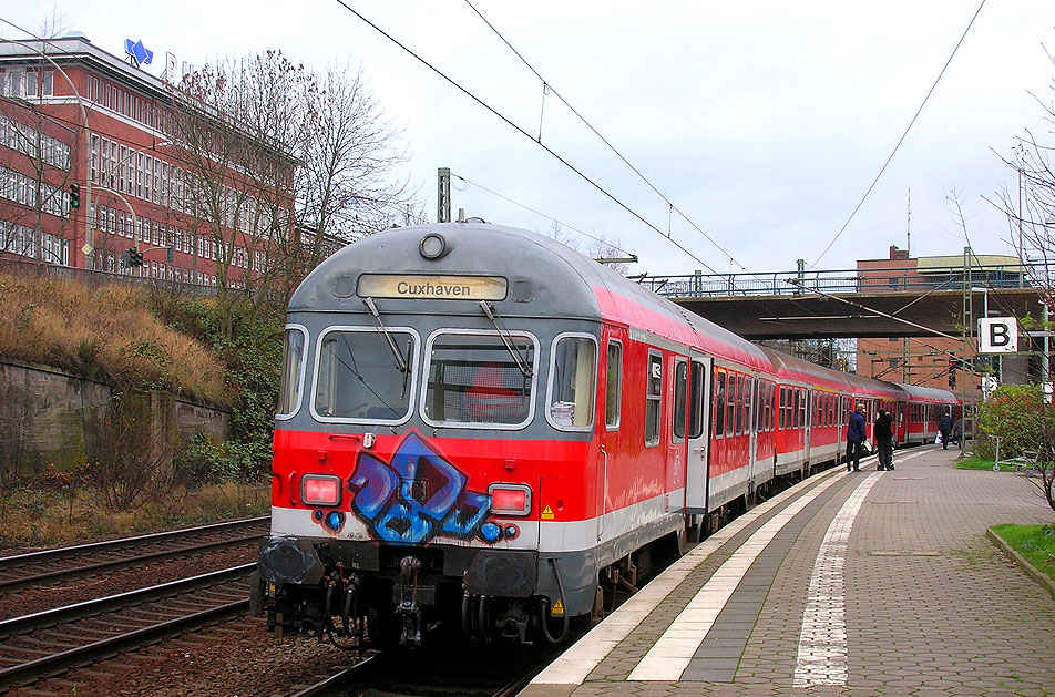Ein Silberlings-Eilzug im Bahnhof Hamburg-Harburg