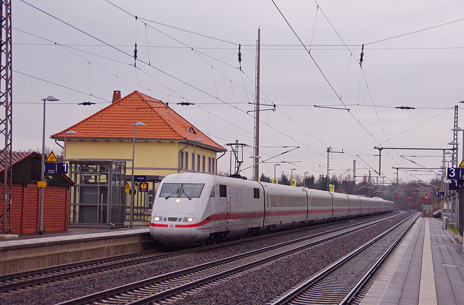 Eine ICE im Bahnhof Bienenb&uuml;ttel an der Strecke von Hamburg nach Hannover
