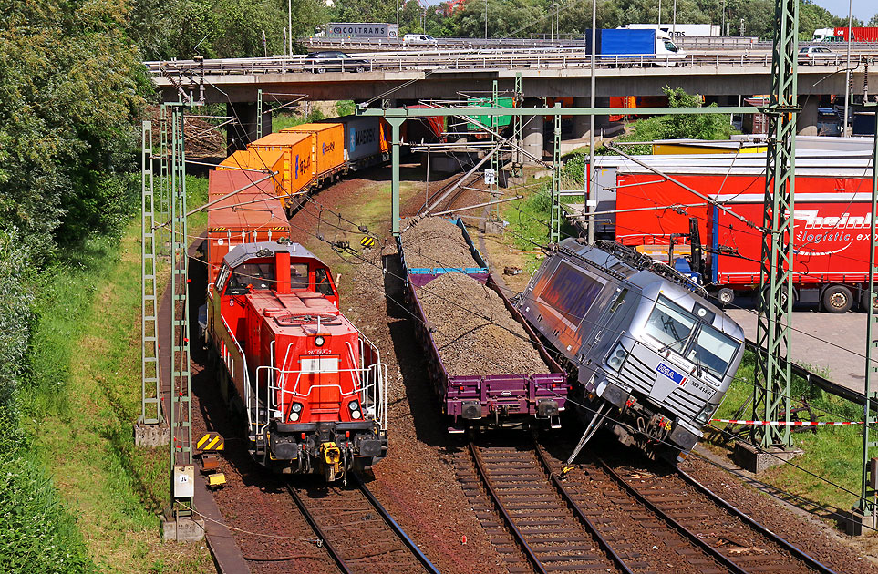 Die entgleiste Metrans-Lok 383 414-0 im Hamburger Hafen
