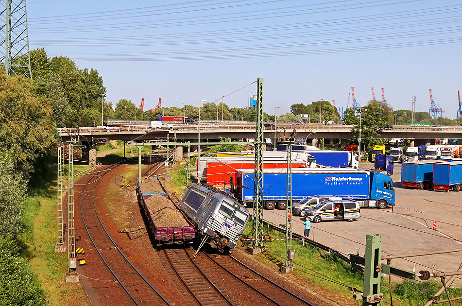 Die entgleiste Metrans-Lok 383 414-0 im Hamburger Hafen