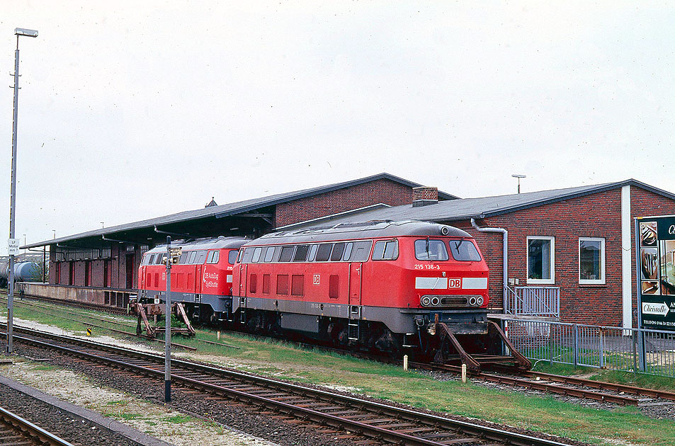 Zwei Loks der Baureihe 215 im Bahnhof Westerland
