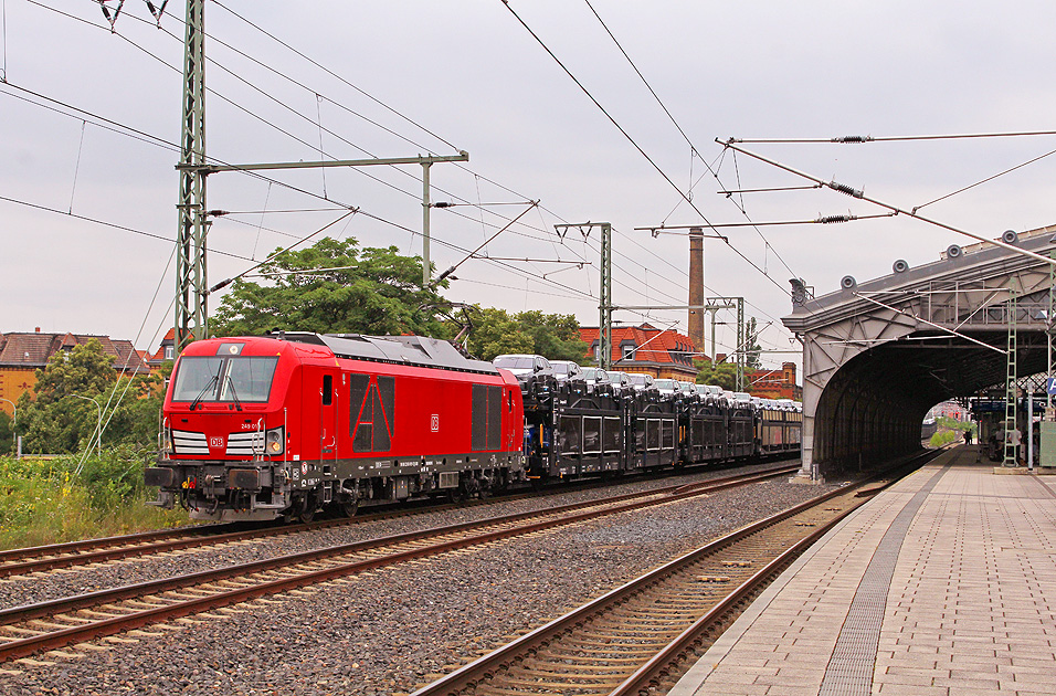 Eine Lok der Baureihe 249 im Bahnhof Dresden-Neustadt