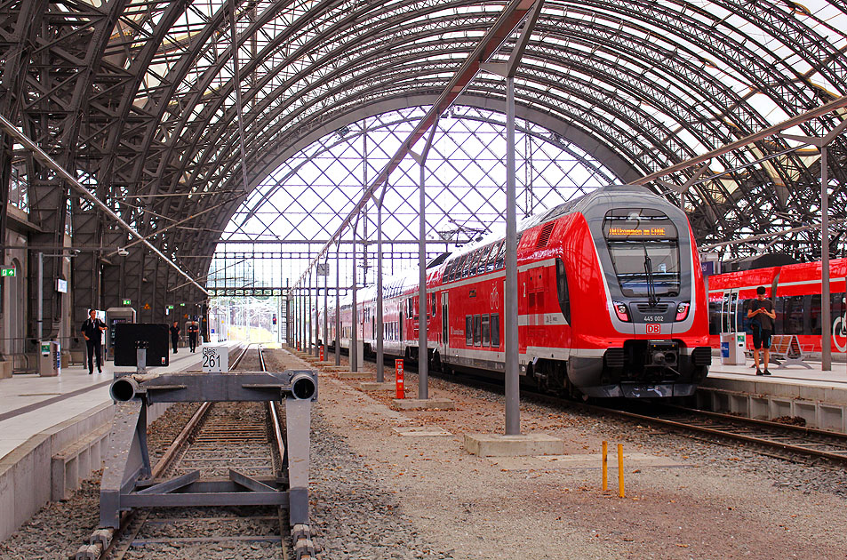 Ein Doppelstocktriebwagen der Baureihe 445 in Dresden Hbf