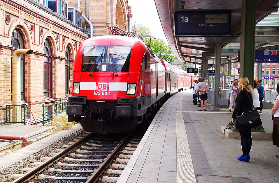 Die DB Baureihe 182 in Schwerin Hbf mit einem RE nach Wismar