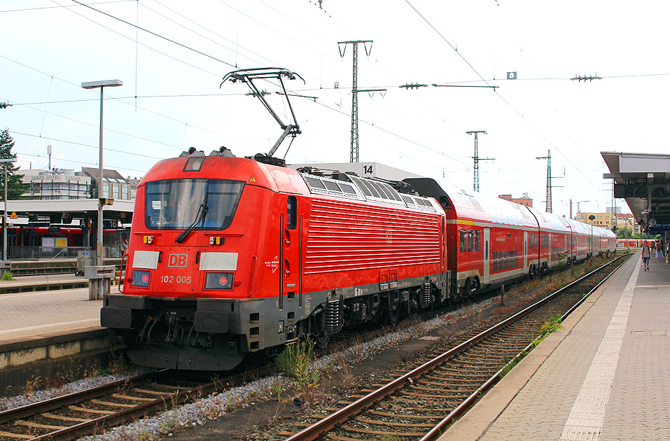 Eine Lok der Baureihe 102 in N&uuml;rnberg Hbf