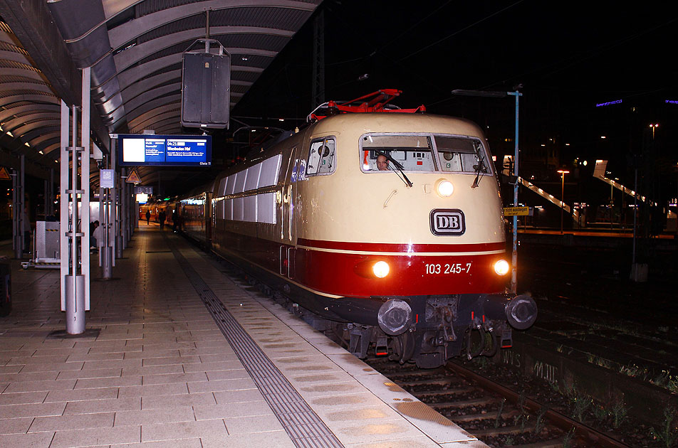 Der Abschieds IC1 mit der 103 245-7 in Hamburg Hbf