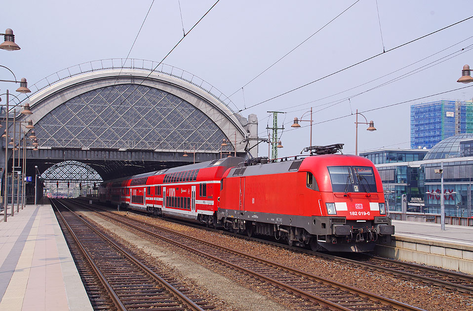 DB Baureihe 182 in Dresden Hbf mit einer S-Bahn