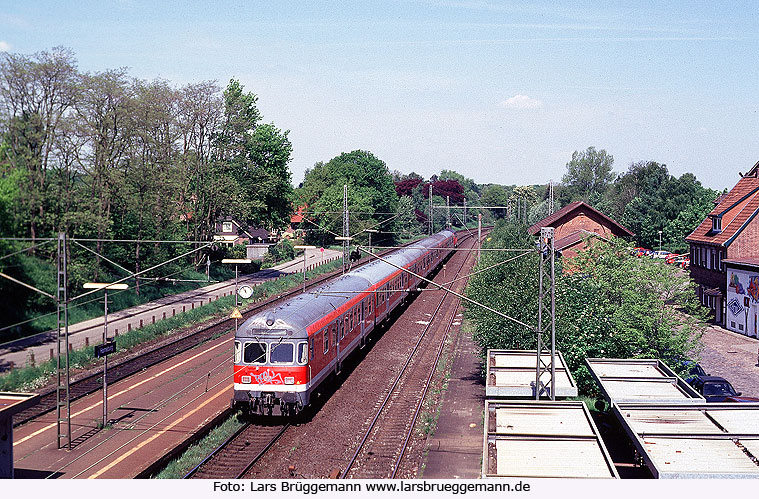 Der Bahnhof in Horneburg an der Unterelbebahn mit einem Eilzug nach Cuxhaven