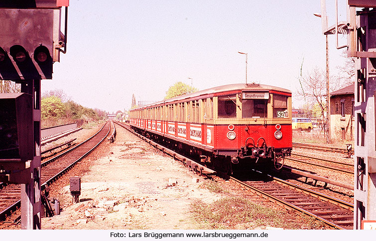 DR und BVG Baureihe 275 in Berlin-Marienfelde der Berliner S-Bahn