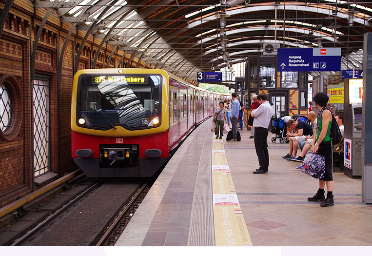Der S-Bahn-Bahnhof Hackescher Markt in Berlin - vormals Marx-Engels-Platz und davor B&ouml;rse