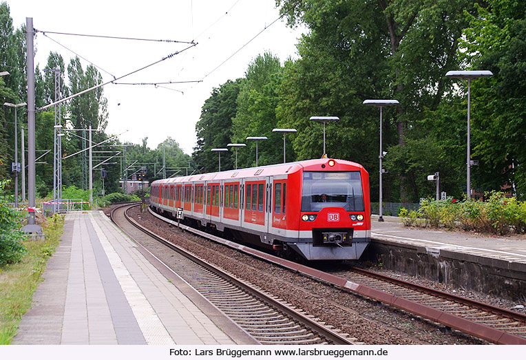 Eine S-Bahn der Baureihe 474 fährt in den Bahnhof Hamburg Hasselbrook ein