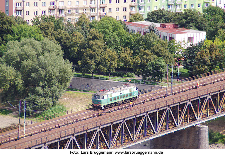 Die PKP Lok ET22-1177 in Usti nad Labem auf der Elbbrücke