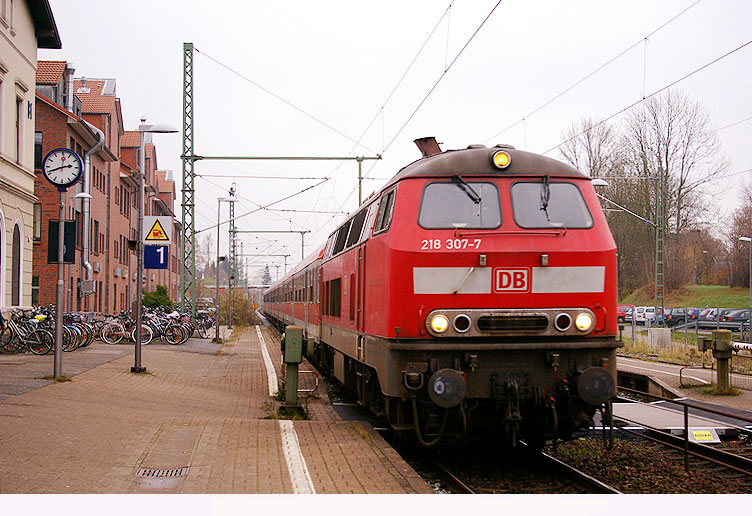 Die DB Baureihe 218 bei der Einfahrt in den Bahnhof Bargteheide