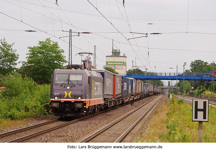 Ein Hectorrail Güterzug im Bahnhof Tostedt