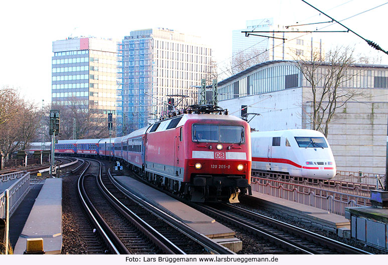 DB Baureihe 120 vor dem HKX im Bahnhof Hamburg Dammtor