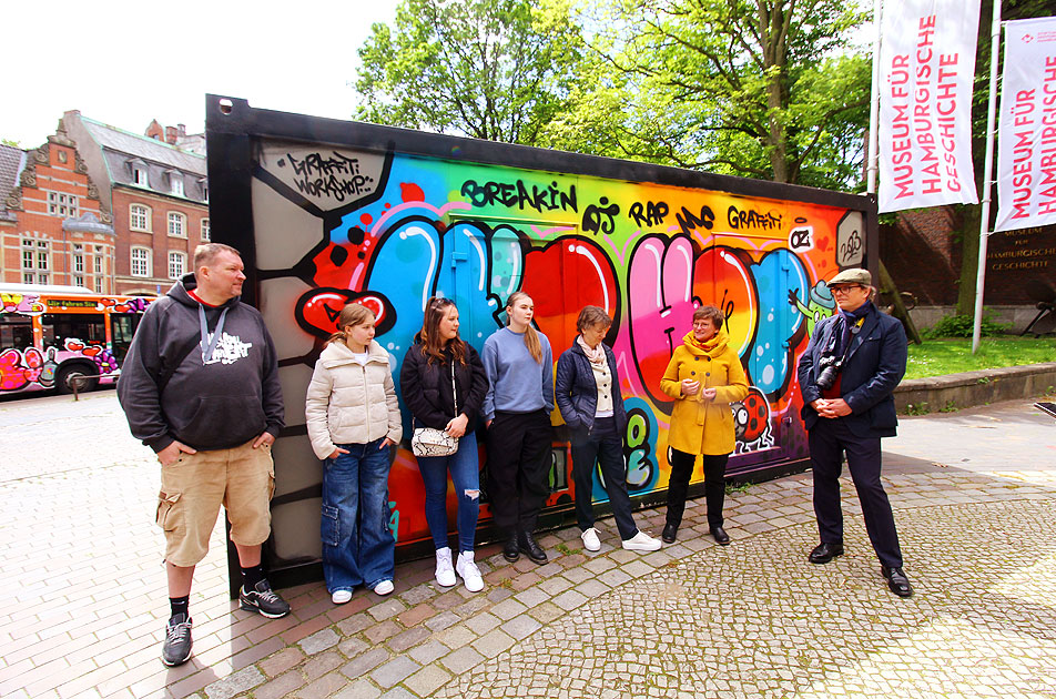 Graffiti-Bus der VHH wirbt für das Museum für Hamburgische Geschichte
