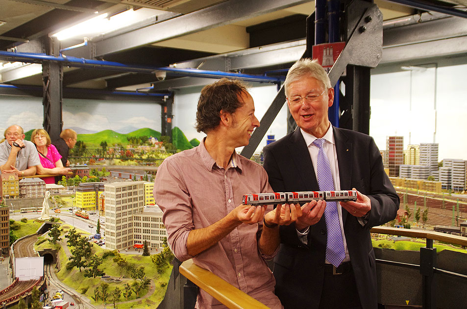 Miwula-Geschäftsführer Gerrit Braun und der damalige Hochbahn-Vorstand Ulrich Sieg im Miniatur Wunderland