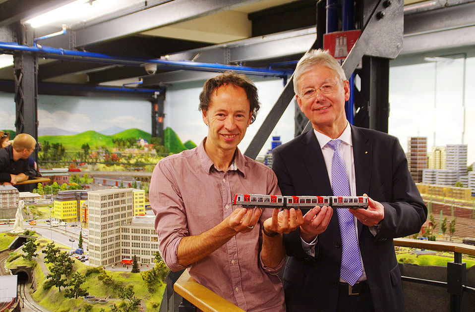 Miwula-Geschäftsführer Gerrit Braun und der damalige Hochbahn-Vorstand Ulrich Sieg im Miniatur Wunderland