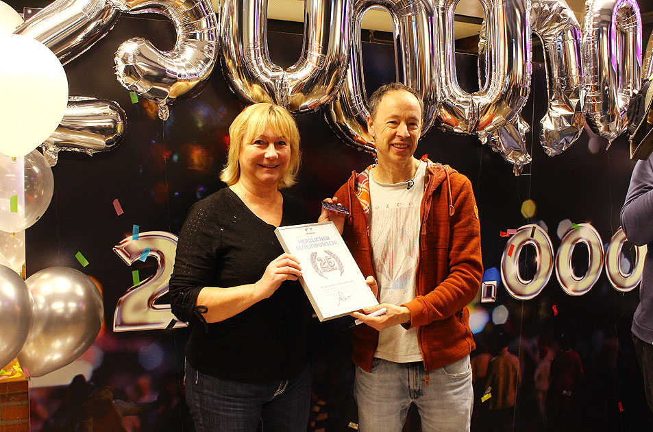 Die 25 Millionste Miwula-Besucherin mit Gerrit Braun