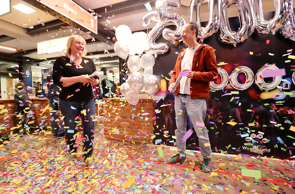 Die 25 Millionste Miwula-Besucherin mit Gerrit Braun
