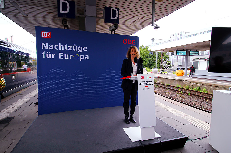 Dr. Sabine Stock die Vorständin ÖBB-Personenverkehr im Bahnhof Hamburg-Altona
