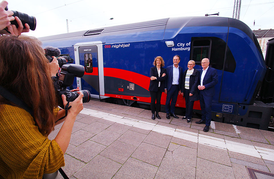 Die Taufe vom Zug City of Hamburg im Bahnhof Hamburg-Altona
