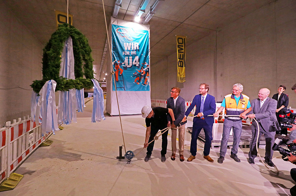 Der Richtkranz im Bahnhof Horner Geest wird hochgezogen