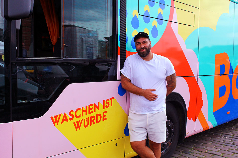 Dominik Bloh von Gobanyo vor seinem Bus in der Hamburger Speicherstadt